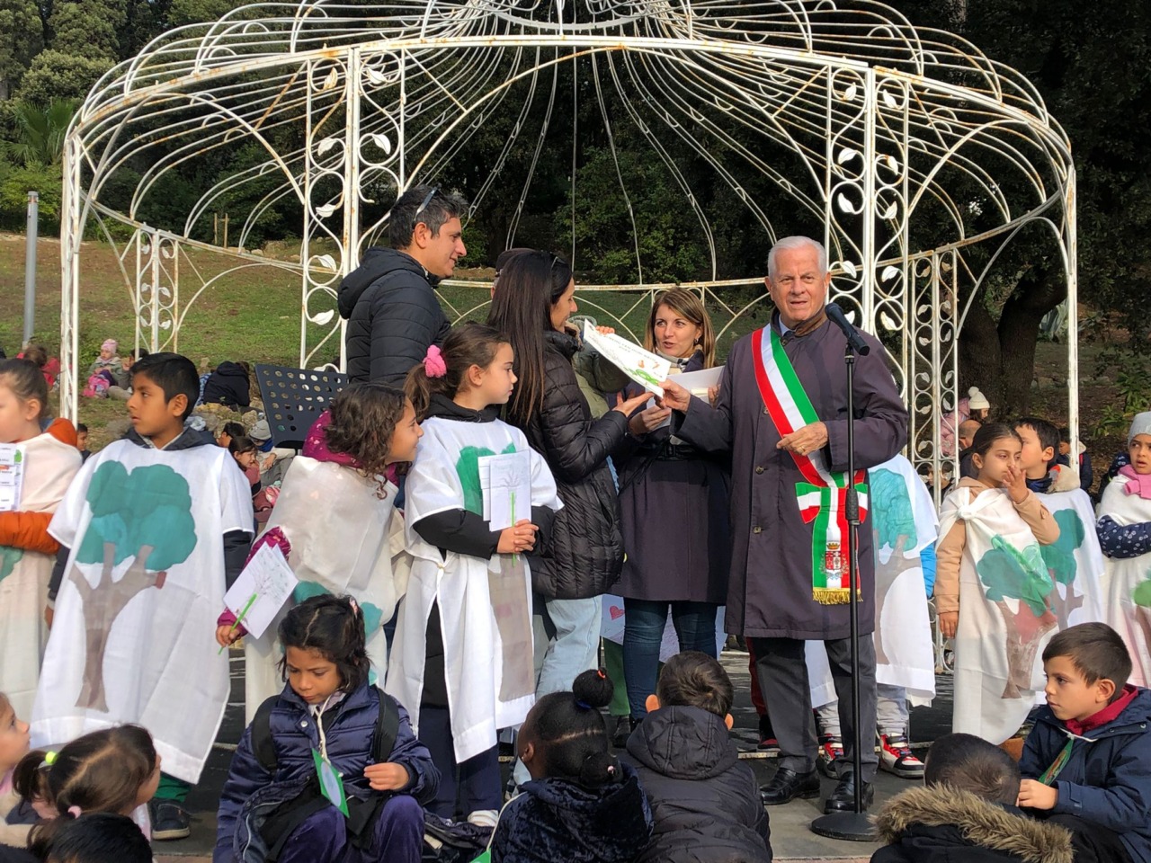 Imperia celebra la Giornata dell’Albero: due nuove piante ai Giardini Città di Rosario e attestati per 58 nuovi nati