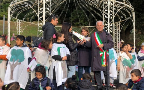 Imperia celebra la Giornata dell’Albero: due nuove piante ai Giardini Città di Rosario e attestati per 58 nuovi nati