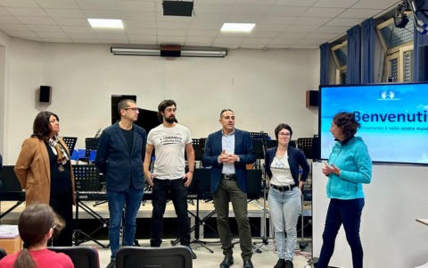 Consegnati all’Istituto Calvino i primi filtri di acqua nell’ambito del progetto “Liberi dalla Plastica”