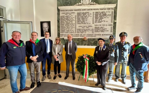 Corone d’alloro a scuola per la giornata dell’Unità Nazionale e delle Forze Armate