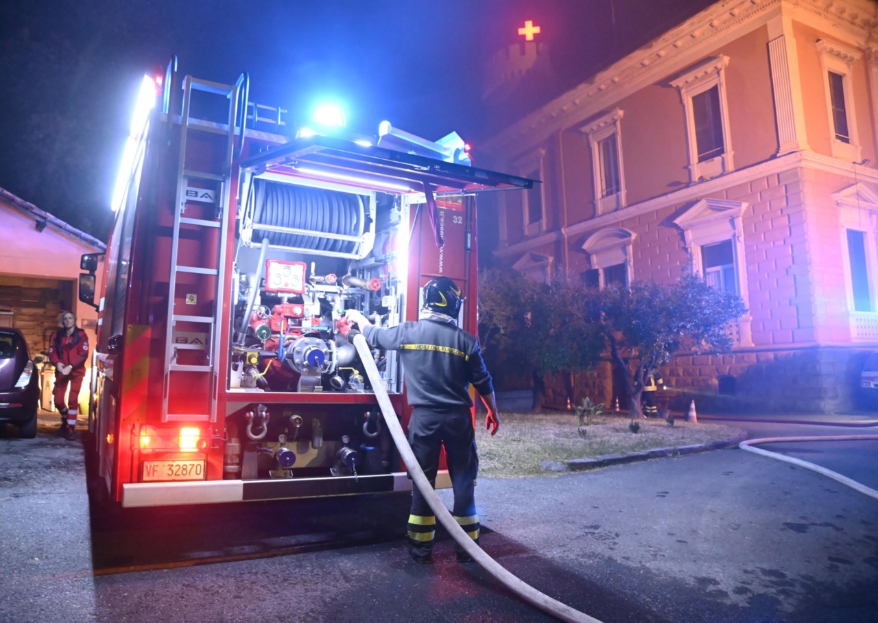 Incendio alla Croce Rossa, mezzi distrutti danni ingenti