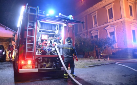 Incendio alla Croce Rossa, mezzi distrutti danni ingenti