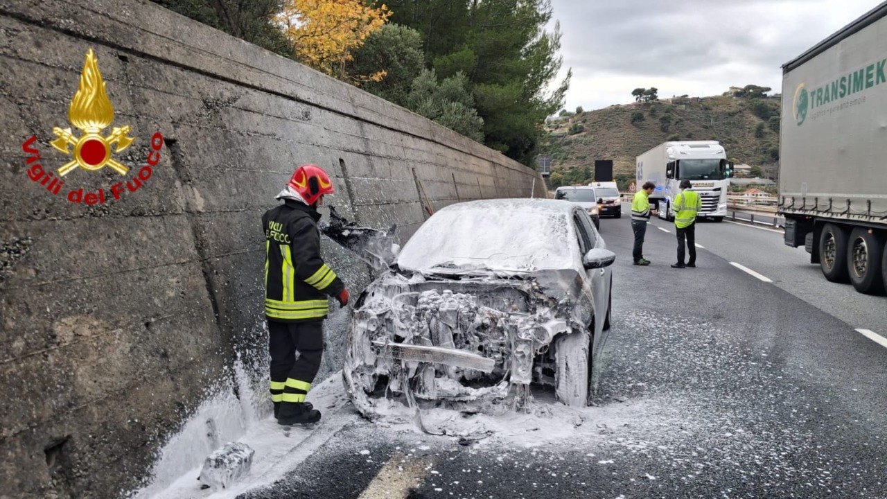 Auto in fiamme sull’A10 all’altezza di Sanremo