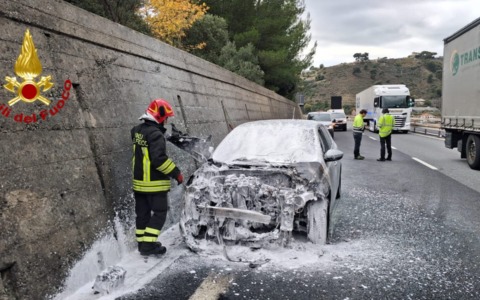 Auto in fiamme sull’A10 all’altezza di Sanremo