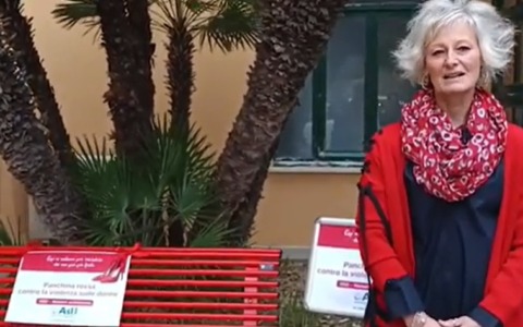 Nei giardini dell’Asl1 inaugurate le nuove Panchine rosse