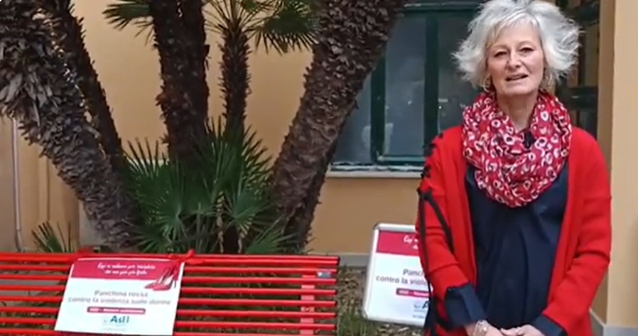Nei giardini dell’Asl1 inaugurate le nuove Panchine rosse