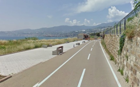 Voragine sotto la pista ciclabile: tratto chiuso per intervento