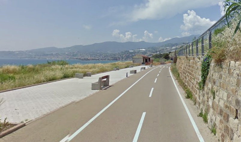 Voragine sotto la pista ciclabile: tratto chiuso per intervento
