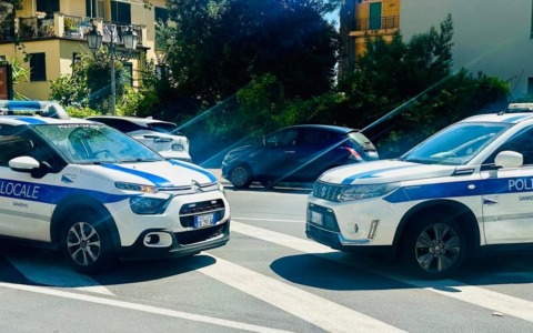 Sfreccia in scooter in corsio Imperatrice: fermato dalla Polizia Locale era senza documenti, patente e assicurazione