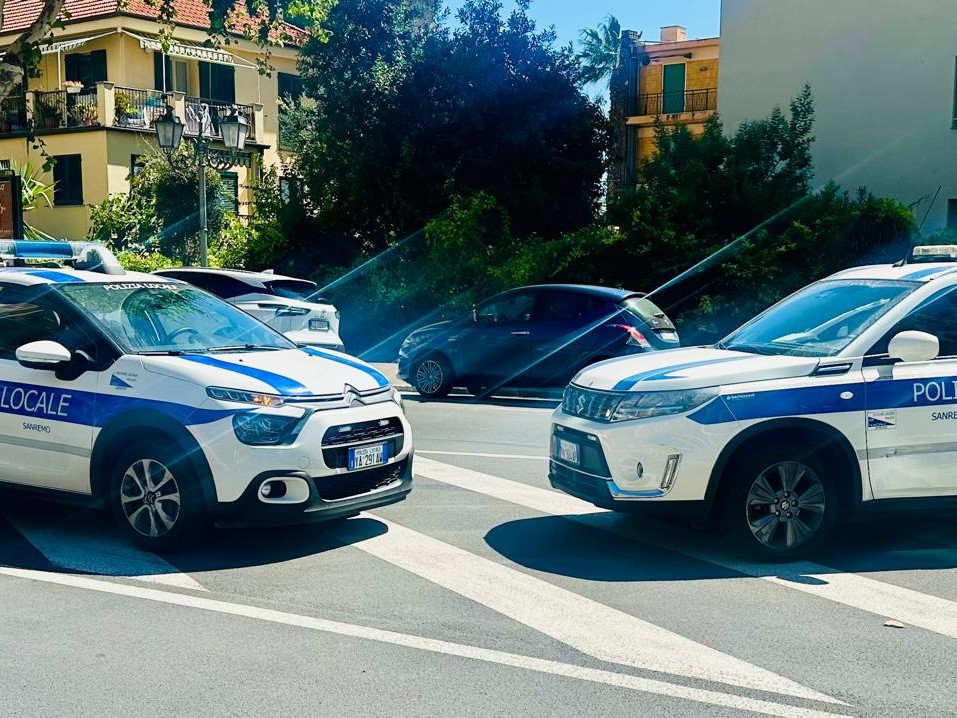 Sfreccia in scooter in corsio Imperatrice: fermato dalla Polizia Locale era senza documenti, patente e assicurazione