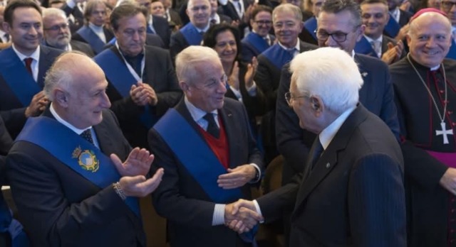 Stretta di mano tra Claudio Scajola e il  Presidente Mattarella a Lecce all’Assemblea Nazionale delle Province italiane