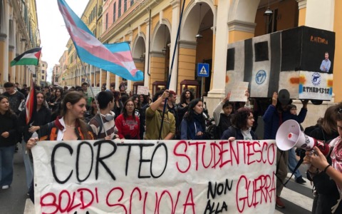 Gli studenti imperiesi in piazza per una scuola più sicura