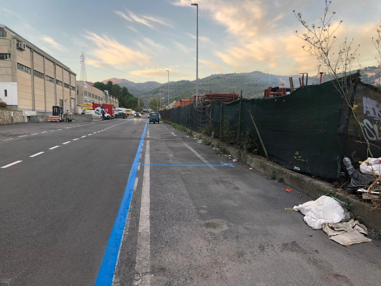 Camion sfrattati dal parco urbano: dieci nuovi stalli a Barcheto, ma i residenti protestano