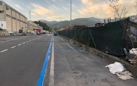 Camion sfrattati dal parco urbano: dieci nuovi stalli a Barcheto, ma i residenti protestano