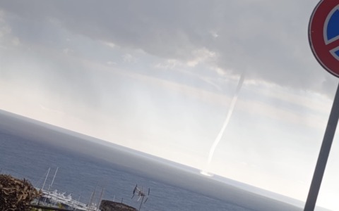 Tromba marina avvistata questa mattina a largo di Sanremo