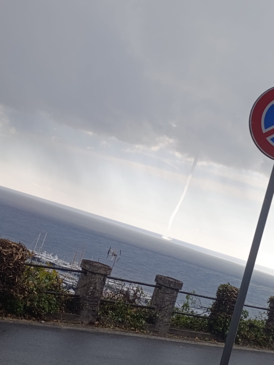Tromba marina avvistata questa mattina a largo di Sanremo