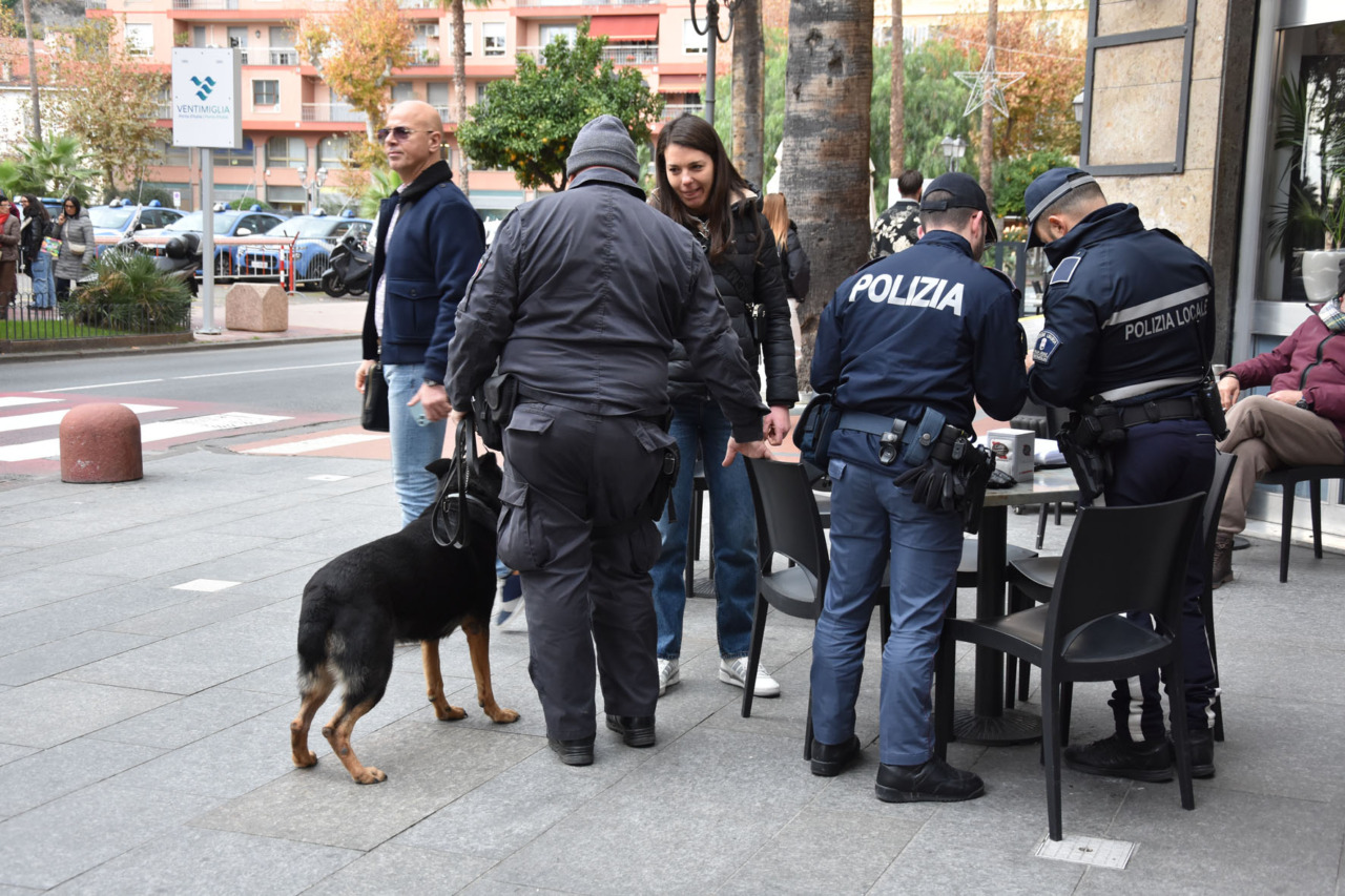 Controlli nelle zone “calde” di Ventimiglia con i cani Hura e Teo