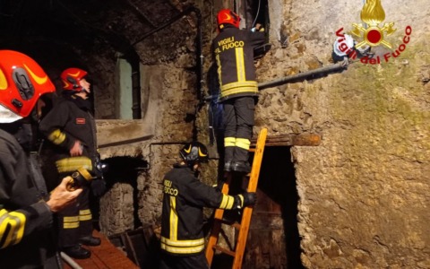 Casa vacanze in fiamme a Castel Vittorio, si indaga sulle cause
