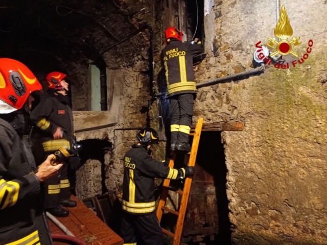 Casa vacanze in fiamme a Castel Vittorio, si indaga sulle cause
