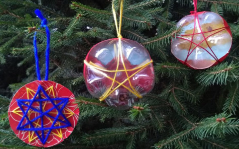 Aria di Natale: addobbi con materiale riciclato fatti dai bimbi