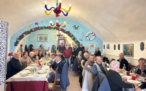 Sindaco e assessori di Riva Ligure a pranzo con gli anziani soli del paese