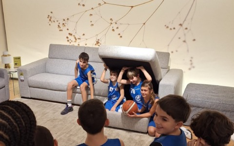 Shooting fotografico curioso per gli atleti dell’Olimpia Basket