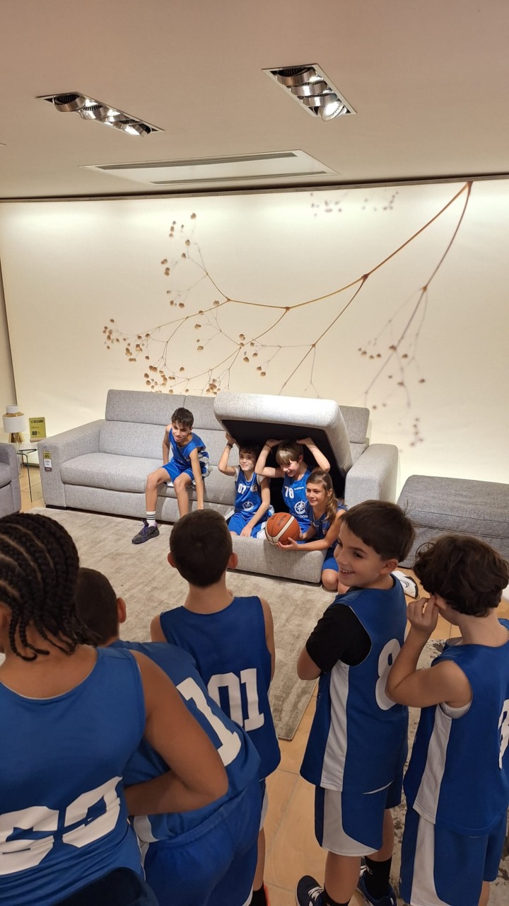 Shooting fotografico curioso per gli atleti dell’Olimpia Basket