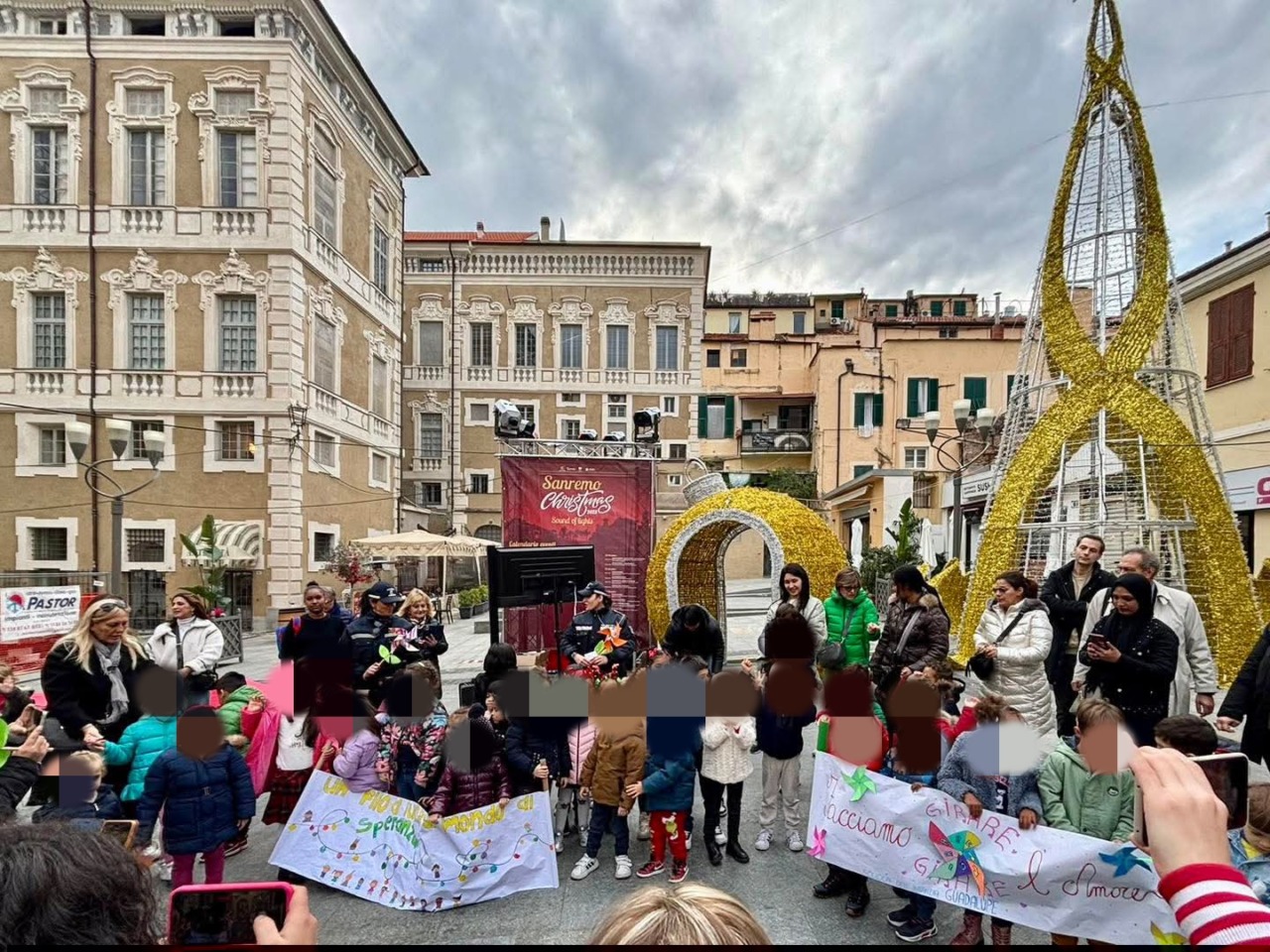 Polizia Locale e bimbi delle scuole insieme per fare gli auguri ai passanti