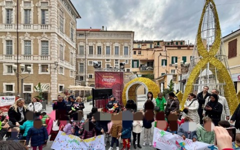 Polizia Locale e bimbi delle scuole insieme per fare gli auguri ai passanti