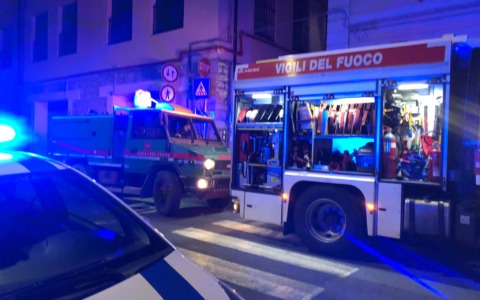 Fuoco nel tetto di un’abitazione a Imperia