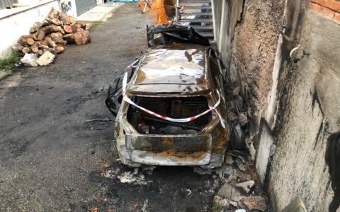 Ustionato nell’incendio della propria auto, 36enne in pericolo di vita a Villa Scassi