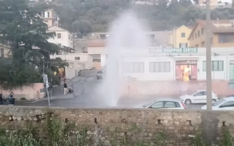Geyser in via Airenti. Traffico in tilt