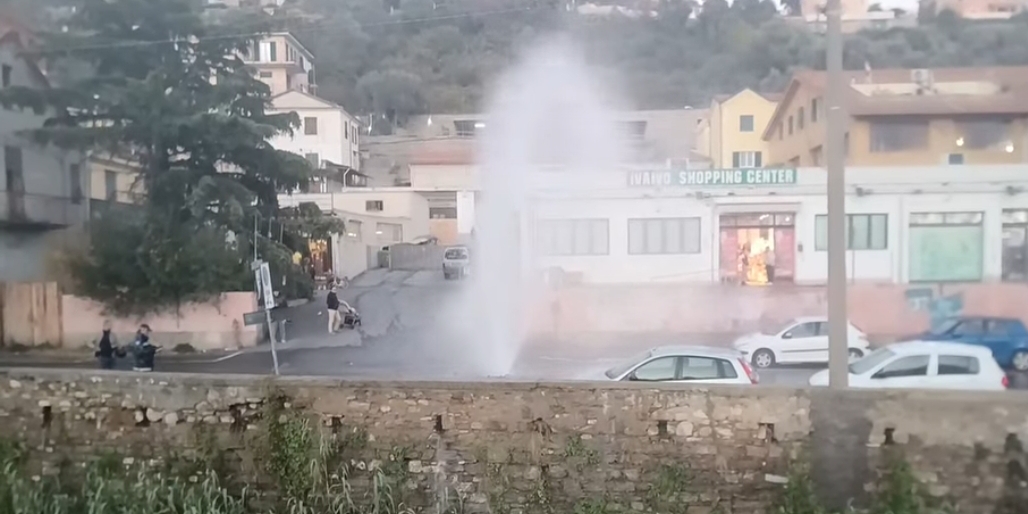 Geyser in via Airenti. Traffico in tilt