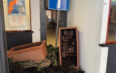 Devastato il circolo PD di Chiavari. La solidarietà di Coldirodi e ANPI