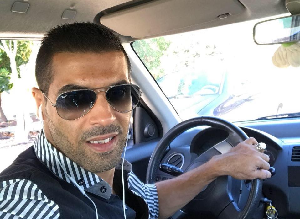 Scooter prende fuoco dopo lo schianto contro un albero. Morto il conducente, ferito l’amico