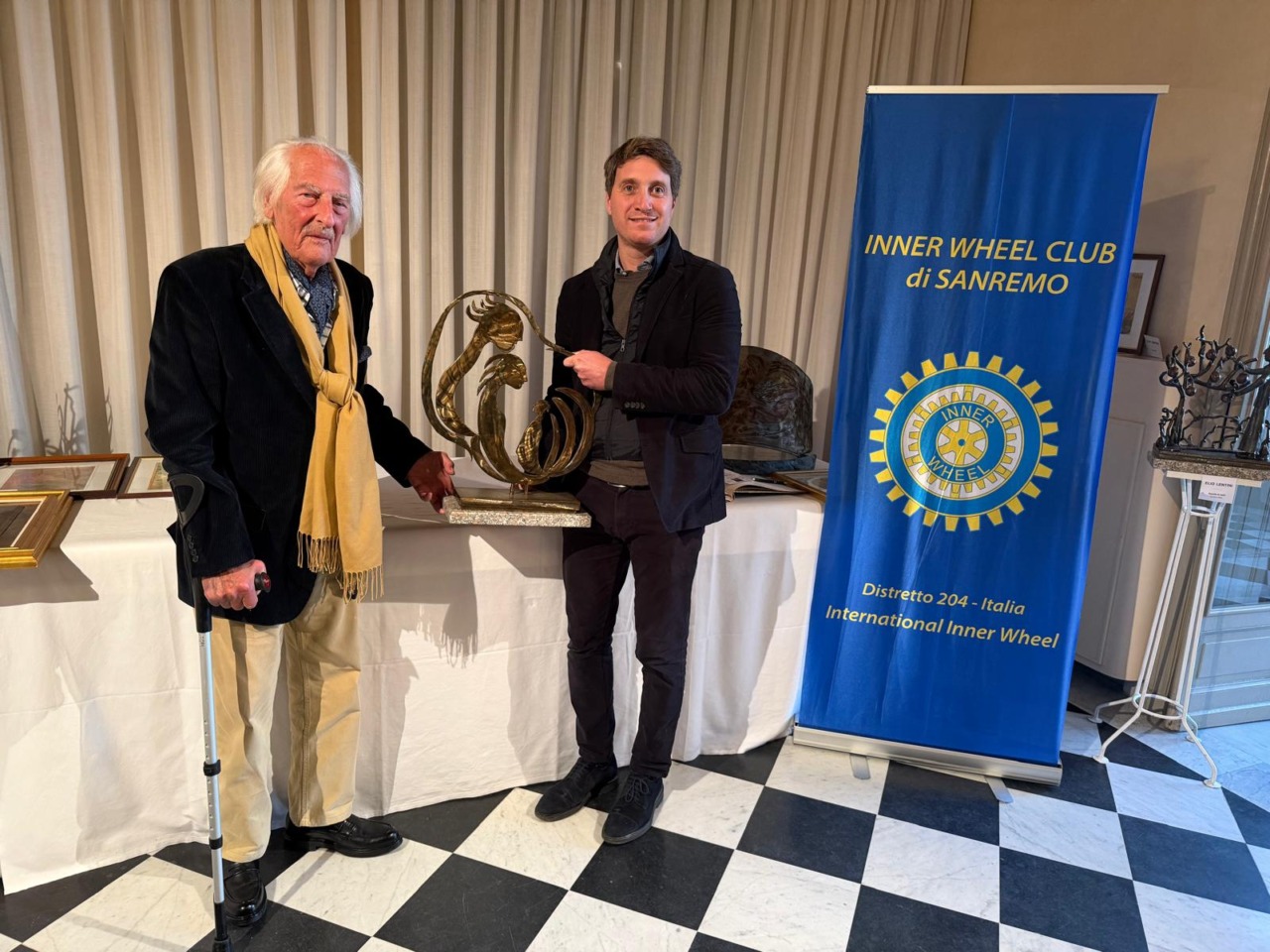 L’artista  Elio Lentini  consegna una sua opera  a Villa Nobel