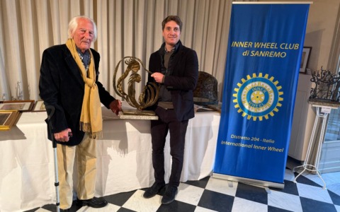 L’artista  Elio Lentini  consegna una sua opera  a Villa Nobel