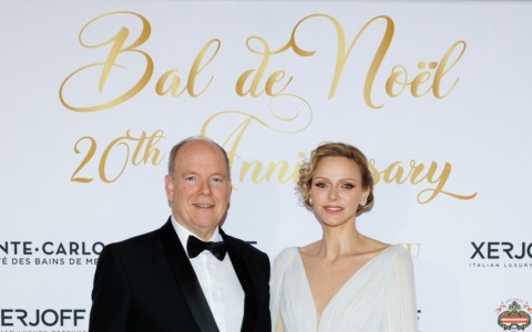 La Principessa Charlène risplende al sontuoso Ballo di Natale a Monaco