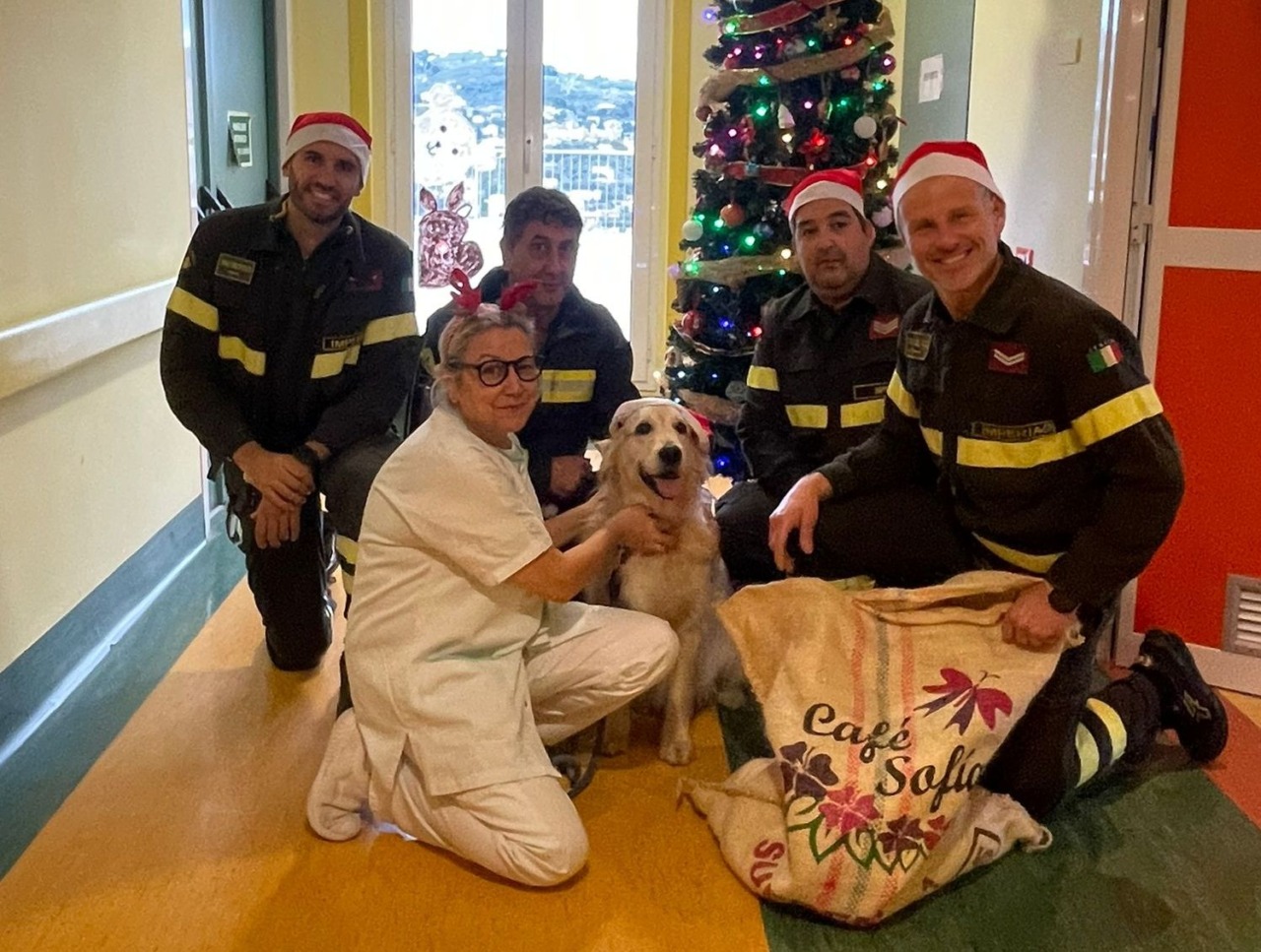 I vigili del fuoco portano gioie e regali ai bambini ricoverati in Pediatria a Imperia