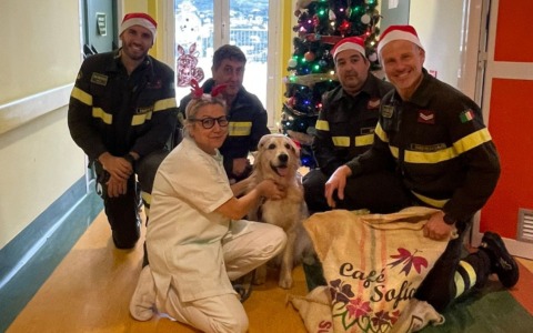 I vigili del fuoco portano gioie e regali ai bambini ricoverati in Pediatria a Imperia