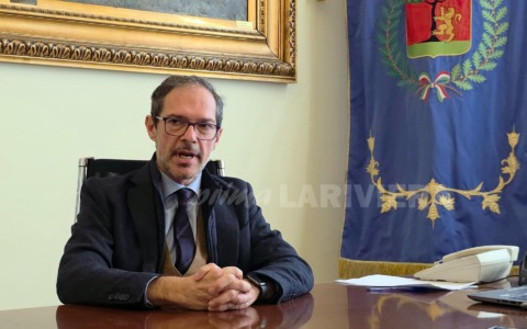 Nove consiglieri firmano dal notaio, cade l’amministrazione Ingenito a Bordighera