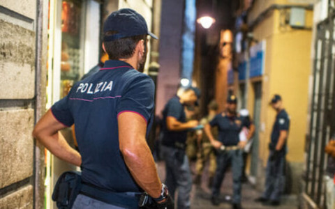 Ispettore della polizia imperiese ferma un ladro nel vicoli di Genova e lo fa arrestare