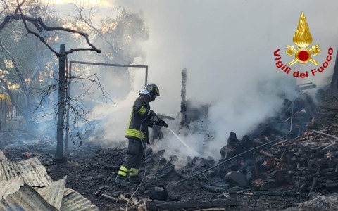 Legnaia prende fuoco a Imperia, minacciate le vicine case