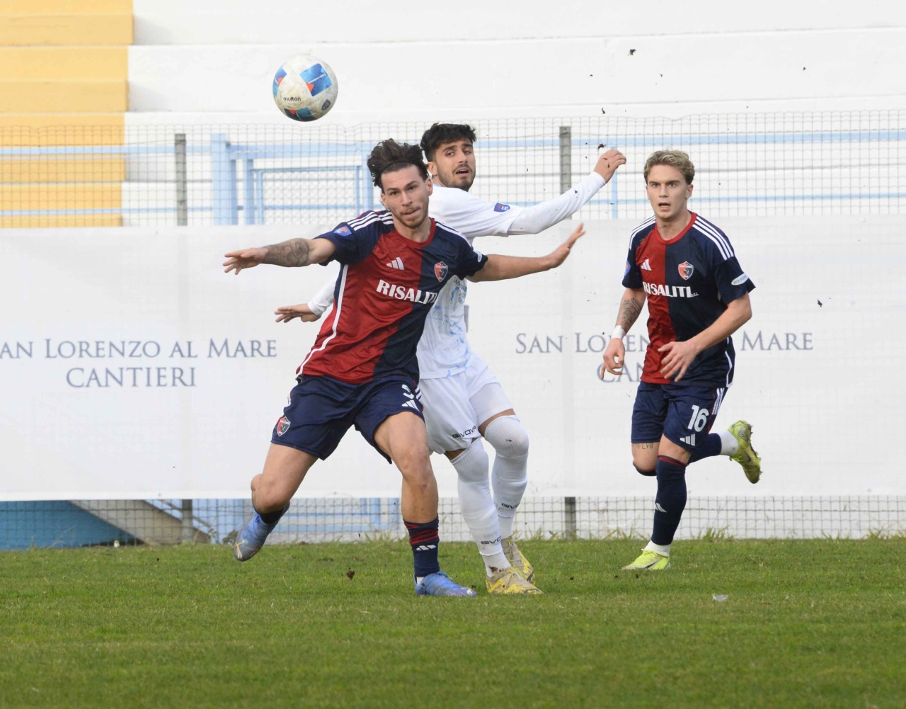 Calcio: esordio amaro per la nuova Sanremese, sconfitta nel finale. Pari dell’Imperia