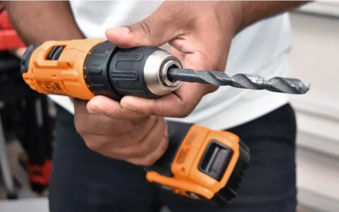 Minaccia poliziotti col trapano arrestato 49enne