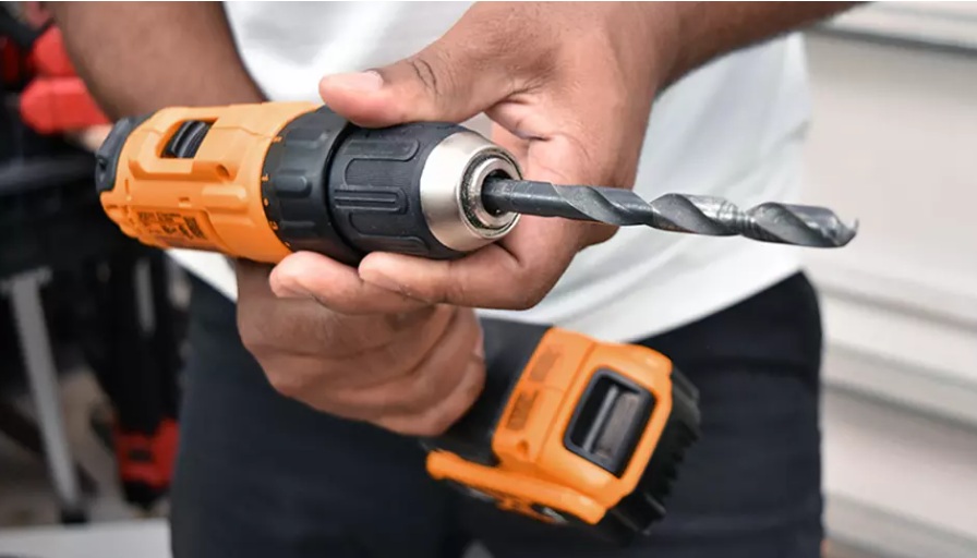 Minaccia poliziotti col trapano arrestato 49enne