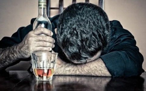 Ubriaco, picchia la fidanzata. Divieto di frequentare bar dalle 19 alle 6 del mattino