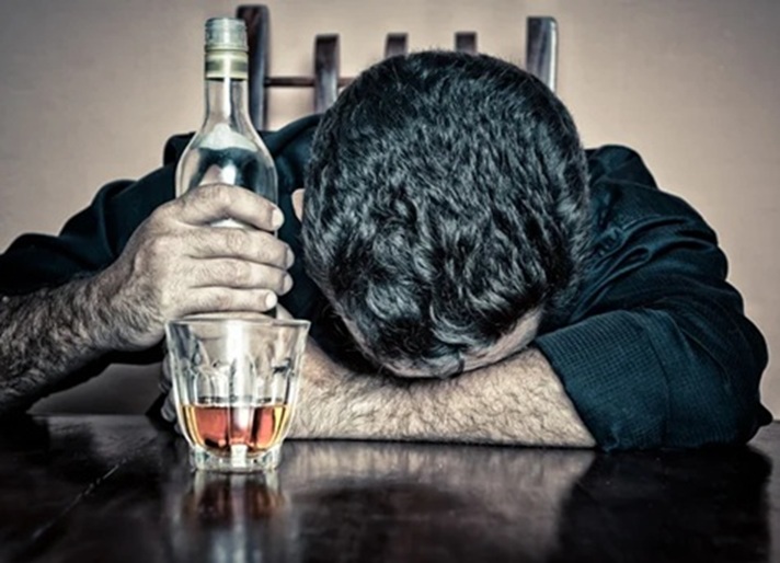 Ubriaco, picchia la fidanzata. Divieto di frequentare bar dalle 19 alle 6 del mattino