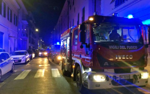 Fiamme su un terrazzo a Imperia: un ustionato, forse un monopattino elettrico la causa