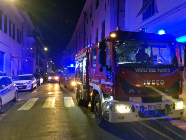 Fiamme su un terrazzo a Imperia: un ustionato, forse un monopattino elettrico la causa